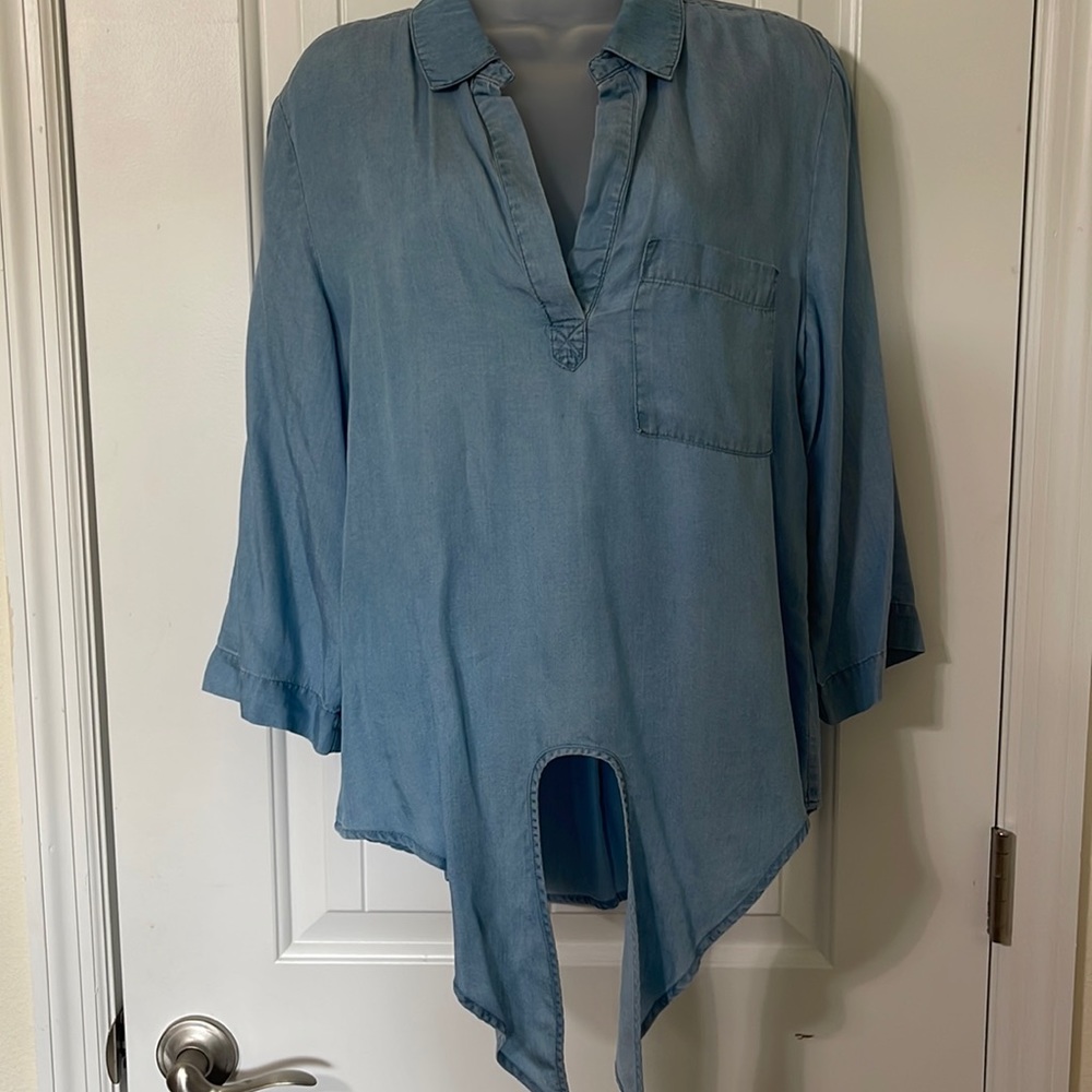 Chelsea and Theodore 100% Lyocell Chambray Blue Shirt. Size Medium.